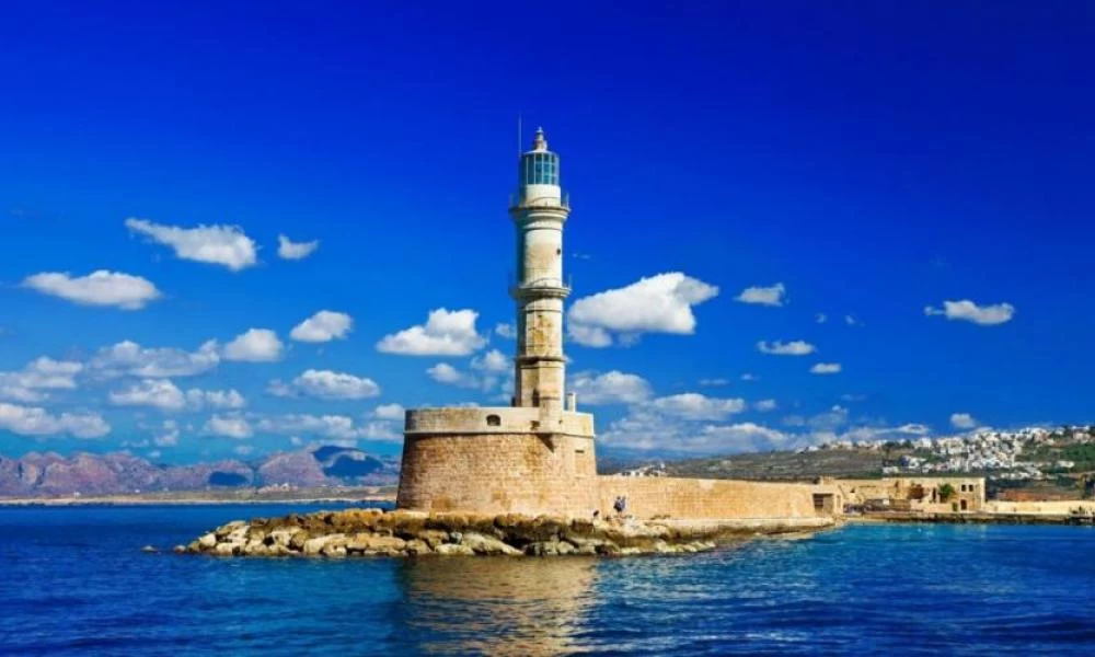 Νεαρός έκανε βουτιά στα Χανιά και έπεσε σε βράχια - Νοσηλεύεται σε κρίσιμη κατάσταση
